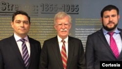John Bolton, durante su paso por Miami, Florida, con líderes opositores venezolanos en el exilio, Carlos Vecchio y David Smolansky. Foto: Twitter.