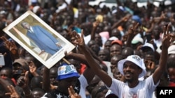 Les partisans de la coalition d'opposition Ensemble pour la démocratie et la souveraineté (EDS), brandissent une affiche de l'ancien président Gbagbo lors d'un rassemblement à Yopougon, Abidjan, le 28 juillet 2018.