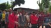 Iring-iringan bakal pasangan calon dari jalur partai politik, Gibran Rakabuming Raka ( depan memakai masker- baju lurik bergaris) didampingi ketua DPC PDIP Solo, Hadi Rudyatmo (4 dari kiri- depan berjas merah- masker) dan diikuti kandidat Wakil Walikota, 