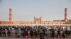 Pakistani Clerics Insist on Keeping Mosques Open 