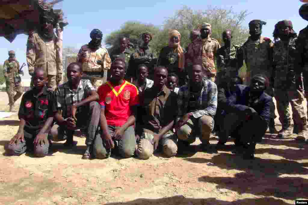Tsoiffin 'yan kungiyar Boko Haram sun tattaru a gaban sojojin Chadi a garin Ngouboua ran 22 Afrilu, 2015. Yaran sun ce su 'yan kasar Chadi ne wadanda aka tilasta musu shiga kungiyar Boko Haram lokacin da suke karatun allo a Najeriya, amma daga baya sun kubuce suka gudu, suka mika kawunansu ga sojojin Chadi.