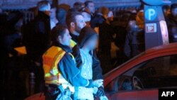 德国警察在科隆火车总站前聚集的人群中逮捕了一名男子。（2016年1月1日）