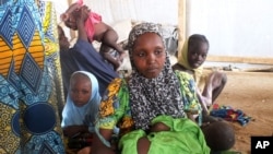 Une famille des réfugiés nigérians qui a fui les violences de Boko Haram vit dans camp au Cameroun, à Minawao, Cameroun, 25 février 2015