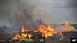 军车穿过苏丹中部的阿卜耶伊地区