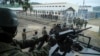 ARCHIVO - Soldados ingresan a la prisión de El Rodeo para buscar una espiral de asesinatos en Portoviejo, Ecuador, el 5 de junio de 2024. AP