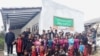 Anak-anak bersama warga suku Tengger di Dusun Ketuwon, Desa Ngadiwono, menyambut gembira penyerahan gedung sekolah baru dari Yayasan ALIT (Foto: VOA/ Petrus Risky)
