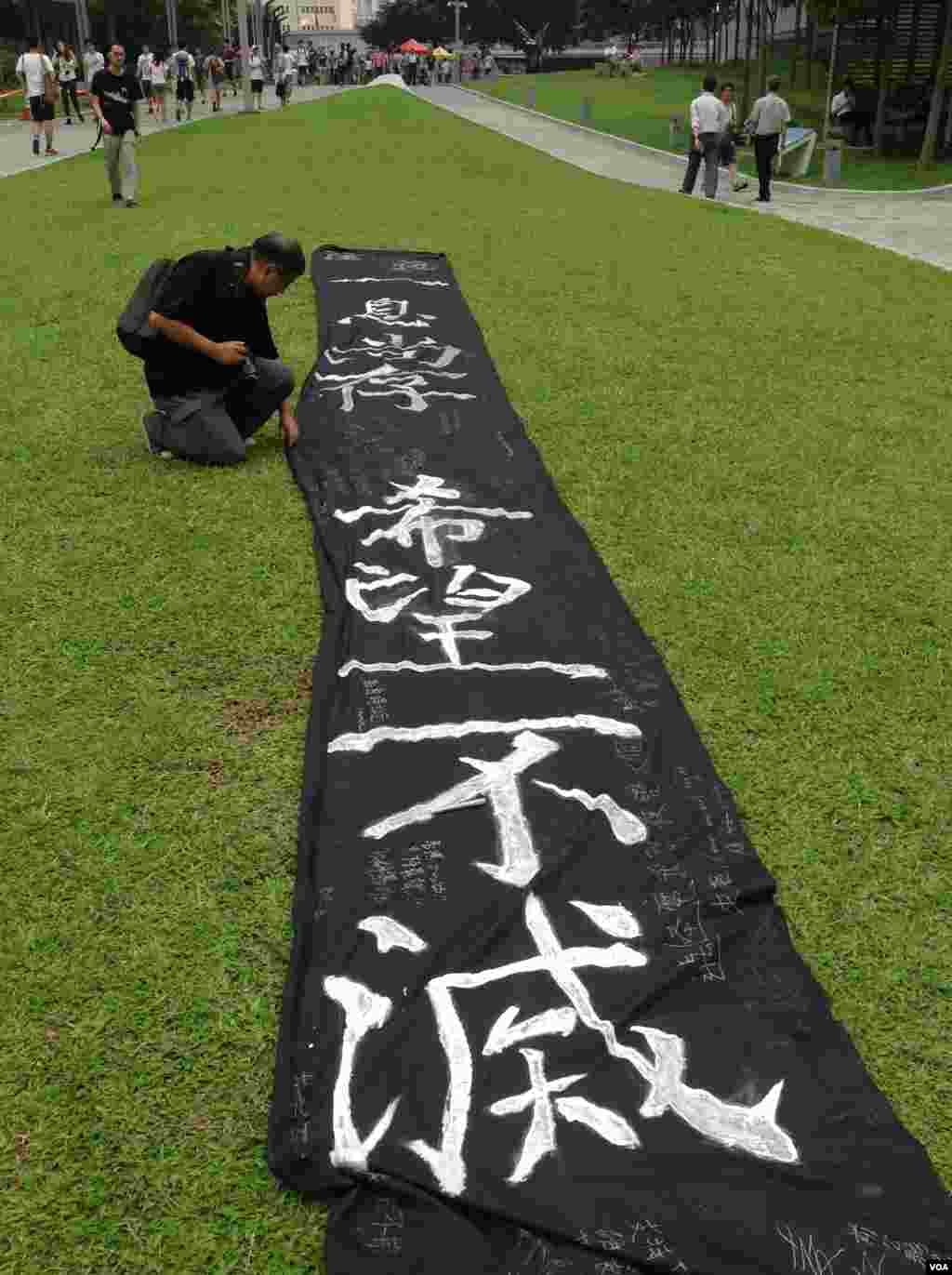 香港学联大专界罢课星期三继续在添马公园举行(美国之音图片/海彦拍摄)