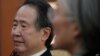 El 6 de marzo de 2020, el embajador japonés en Corea del Sur, Koji Tomita, a la izquierda, escucha al ministro de Relaciones Exteriores de Corea del Sur, Kang Kyung-wha durante una reunión en el Ministerio de Relaciones Exteriores en Seúl, Corea del Sur.