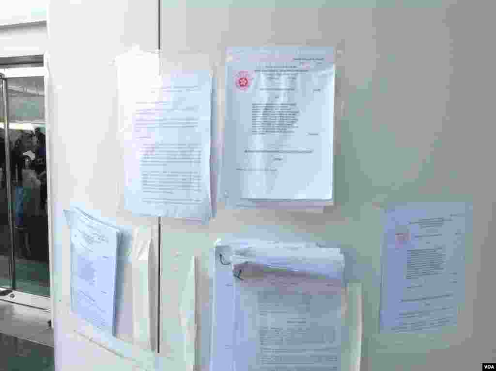 高等法院执达主任在金钟中信大厦展开清理障碍物行动(美国之音海彦拍摄)
