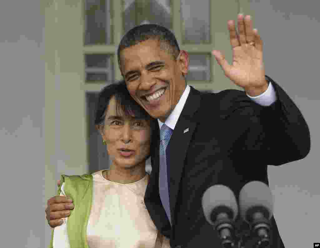2012年11月19日,美國總統奧巴馬(右)在緬甸民主運動領袖昂山素姬在仰光的家中與她擁抱並向人們揮手致意。