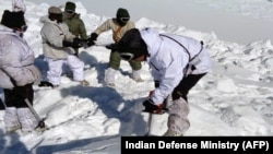 Tentara India berupaya memecah es dan salju untuk mencari rekan-rekannya yang tertimbun salju longsor di dataran tinggi Siachen (8/2). 