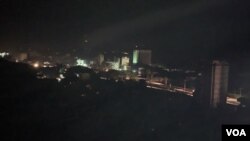 Une rue de Caracas plongée dans l'obscurité pendant la gigantesque panne d'électricité, le 7 mars 2019 ( AFP / YURI CORTEZ )