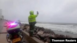 Policija poziva ljude koji ilegalno plivaju da izađu iz okeana na plažu, dok se uragan Jota približava Kartaheni u Kolumbiji, na fotografiji napravljenoj od video snimka postavljenog na društvene mreže. (Foto: Reuters)