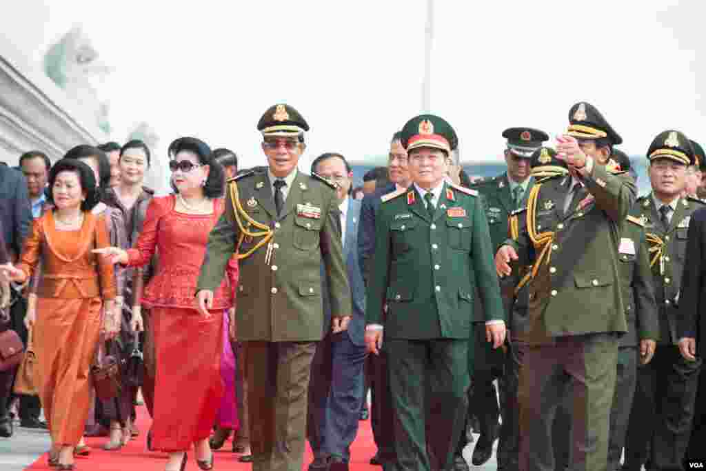 នាយករដ្ឋមន្រ្តីកម្ពុជា ហ៊ុន សែន និងភរិយា ដើរជាមួយនឹងរដ្ឋមន្រ្តីការពារជាតិវៀតណាម លោក Ngo Xuanlich(កណ្តាល) និងរដ្ឋមន្រ្តីការពារជាតិកម្ពុជាលោក ទៀ បាញ់ បន្ទាប់ពីកាត់ខ្សែបូររួចក្នុងទិវានយោបាយឈ្នះៗនិងសម្ពោធវិមានឈ្នះ ឈ្នះកាលពីព្រឹកថ