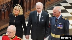 Predsednik Bajden i prva dama Džil na sahrani kraljice Elizabete Druge, 19. septembra 2022.