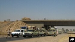 نیروهای امنیتی عراقی یک روز پس از تصرف موصل توسط داعش در جاده بغداد و موصل به سمت بغداد می روند - ۱۱ ژوئن ۲۰۱۴