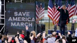 En esta imagen del 6 de enero de 2021 el presidente Donald Trump saluda a la multitud durante un mitin, en Washington.
