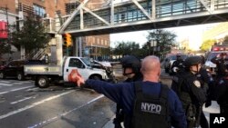 纽约警察局提供的照片显示，警察对关于纽约市曼哈顿下城的枪击案的报告做出反应（2017年10月31日）