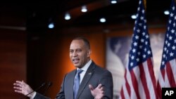Udhëheqësi i ligjvënësve demokratë në Dhomën e Përfaqësuesve, Hakeem Jeffries gjatë një konference për mediat në Kapitol, më 7 shkurt, 2025/AP