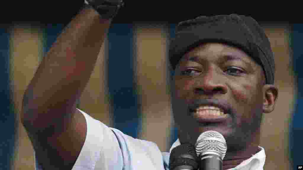 Charles Blé Goudé, nommé par Laurent Gbagbo ministre de la jeunesse, de la formation professionnelle et de l'emploi, harangue des partisans de Gbagbo lors d’un rassemblement dans le quartier de Koumassi à Abidjan, Côte d'Ivoire, 5 janvier 2011. 