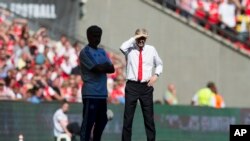 Le manager d’Arsenal, Arsène Wenger, à droite, se tient aux côtés de son homologue de Chelsea, Jose Mourinho, lors du match de football anglais de Community Shield entre Arsenal et Chelsea à Wembley Stadium, Londres, Angleterre, 2 août 2015.
