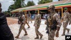 La junte militaire revendique d'avoir repris l'initiative contre les jihadistes, mai des experts contestent ces proclamations.
