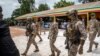 Le lieutenant-colonel Assimi Goita, au centre, assiste au défilé militaire de la fête de l'indépendance à Bamako, au Mali, le 22 septembre 2022.