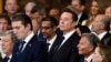 El director ejecutivo de Google, Sundar Pichai, y Elon Musk (centro) observan la ceremonia de investidura presidencial número 60 en la Rotonda del Capitolio de Estados Unidos en Washington, el lunes 20 de enero de 2025. 
