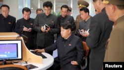 朝鲜领导人金正恩在科技设施。这张拍摄日期不明的照片由朝鲜中央通讯社2015年10月28日发布。