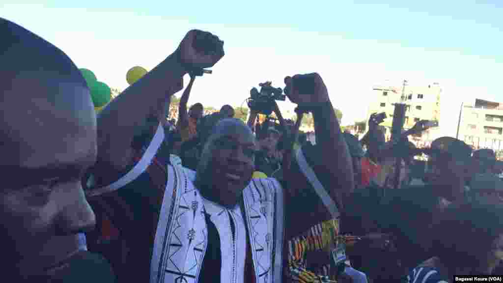 Le candidat Zéphirin Diabré, de l’Union pour le progrès et le changement (UPC), un des deux favoris de la présidentielle du 29 novembre, à la fin d’un meeting à Ouagadougou, le 25 novembre 2015. (VOA/Bagassi Koura)