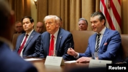 Посадовці президента США під час першого засідання кабінету міністрів