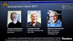 Nama Jacques Dubochet, Joachim Frank dan Richard Henderson ditampilkan pada layar saat diumumkannya pemenang Hadiah Nobel dalam bidang Kimia 2017, di Stockholm, Swedia, 4 Oktober 2017.