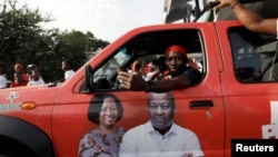 Un partisan du Congrès national démocrate de l'opposition conduit un véhicule de campagne avant les élections présidentielles et législatives du 7 décembre à Accra, au Ghana, le 21 novembre 2020.