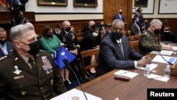 El secretario de Defensa, Lloyd Austin, el jefe del Estado Mayor Conjunto, Mark Milley, y el jefe del Comando Central, "Frank" McKenzie, declaran ante el Comité de Servicios Armados de la Cámara de Representantes el 29 de septiembre de 2021.