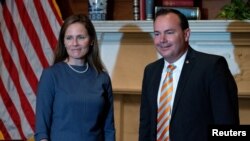 El senador republicano Mike Lee, miembro del Comité Judicial del Senado, junto a la nominada por el presidente Donald Trump para la Corte Suprema, Amy Coney Barrett, el 29 de septiembre de 2020.