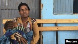 Una mujer amamanta a su hijo en el puesto de salud de Halo en la aldea de Halo, un área afectada por la sequía en la región de Oromia en Etiopía, el 31 de enero de 2016.
