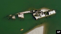На фото: уламки німецького військового корабля часів Другої світової війни в річці Дунай. Під час війни Росії проти України Дунай допомагатиме експортувати українське зерно. AP Photo/Darko Vojinovic
