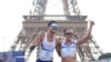 Los ecuatorianos Brian Daniel Pintado y Glenda Morejón festejan luego de cruzar la meta y obtener la plata en el maratón de relevo de marcha de los Juegos Olímpicos, el miércoles 7 de agosto de 2024, en París.