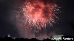 2017年7月4日在美國國會大廈和華盛頓紀念碑以及林肯紀念堂上空綻放的獨立日煙花