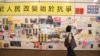 一名女子在香港地铁东涌站的连侬墙前拍照。（2019年8月24日）