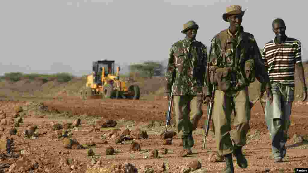 Des soldats kenyans patrouillent sur un chantier de construction de route près de la ville d'Isiolo, à environ 320 km au nord de Nairobi, 7 juillet, 2008
