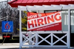 Un letrero de contratación muestra afuera del restaurante en Prospect Heights, Illinois, 21 de marzo de 2021.