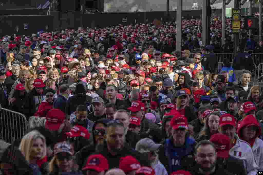 27 октября 2024 Одним из заметных митингов Трампа последних недель предвыборной гонки стало мероприятие в концертном зале «Мэдисон-сквер-гарден» в Нью-Йорке. На фото – очередь из участников митинга. 