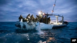 Pripadnici američke mornarice za eksplozive vraćaju ostatke kineskog balona za nadgledanje u blizini obale Južne Karoline, 5. februar 2023. (Foto: AP US Navy)