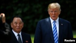 Utusan khusus Korea Utara, Kim Yong Chol bersama Presiden Amerika Serikat Donald Trump seusai pertemuan di Gedung Putih, Washington, D.C., 1 Juni 2018.(Foto: dok).