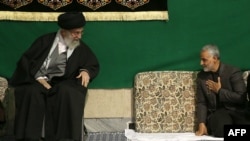 Qassem Soleimani, à droite, en compagnie du guide suprême iranien, l'ayatollah Ali Khamenei, le 27 mars 2015