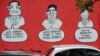 Sebuah mural bertuliskan "Saya Bangga Punya Tiga Rumah Mewah (Kiri), Saya Bangga Punya Lima Mobil Mewah (C), Saya Bangga Tidak Melakukan Korupsi", di dinding sebuah jalan di Jakarta pada tanggal 18 November 2009 .(Foto: AFP/Adek Berry)