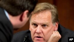 Ketua Komite Intelijen Mike Rogers dalam sidang dengar pendapat mengenai kasus Benghazi di Kongres AS, April 2014.