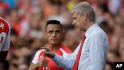 Arsene Wenger donnant des instructions à Alexis Sanchez à l'Emirates Stadium, Londres, 2 Aout 2014.