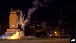 Activists topple Ukraine's biggest monument to Lenin at a pro-Ukrainе rally in the central square of the eastern city of Kharkiv Sept. 28, 2014.